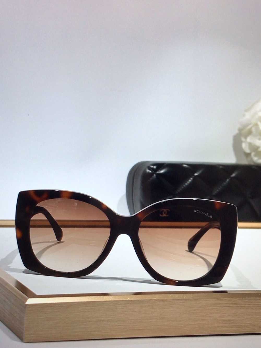 CHANEL Auth Tortoiseshell Cat-Eye Sunglasses with Gold Heart Logo - Picture 2 of 6